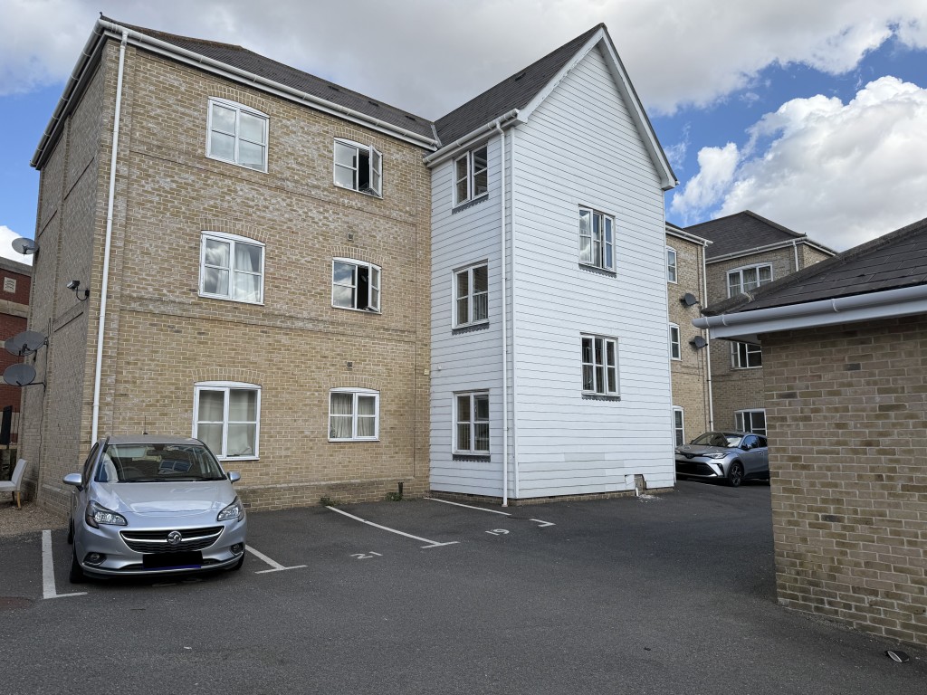 Lot: 36 - TWO-BEDROOM FIRST FLOOR FLAT FOR IMPROVEMENT - Front elevation showing front of building